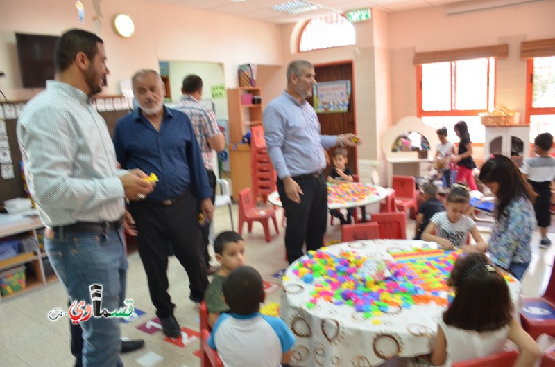 كفرقاسم- فيديو: نواب وأعضاء المجلس البلدي يشاركون الطلاب افتتاح عامهم الدراسي  باجواء بهيجة .